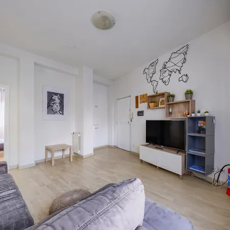 Twelveholly Apartment *