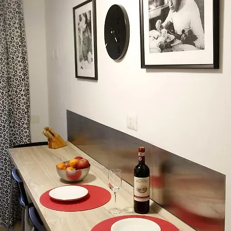 Twelveholly Apartment *